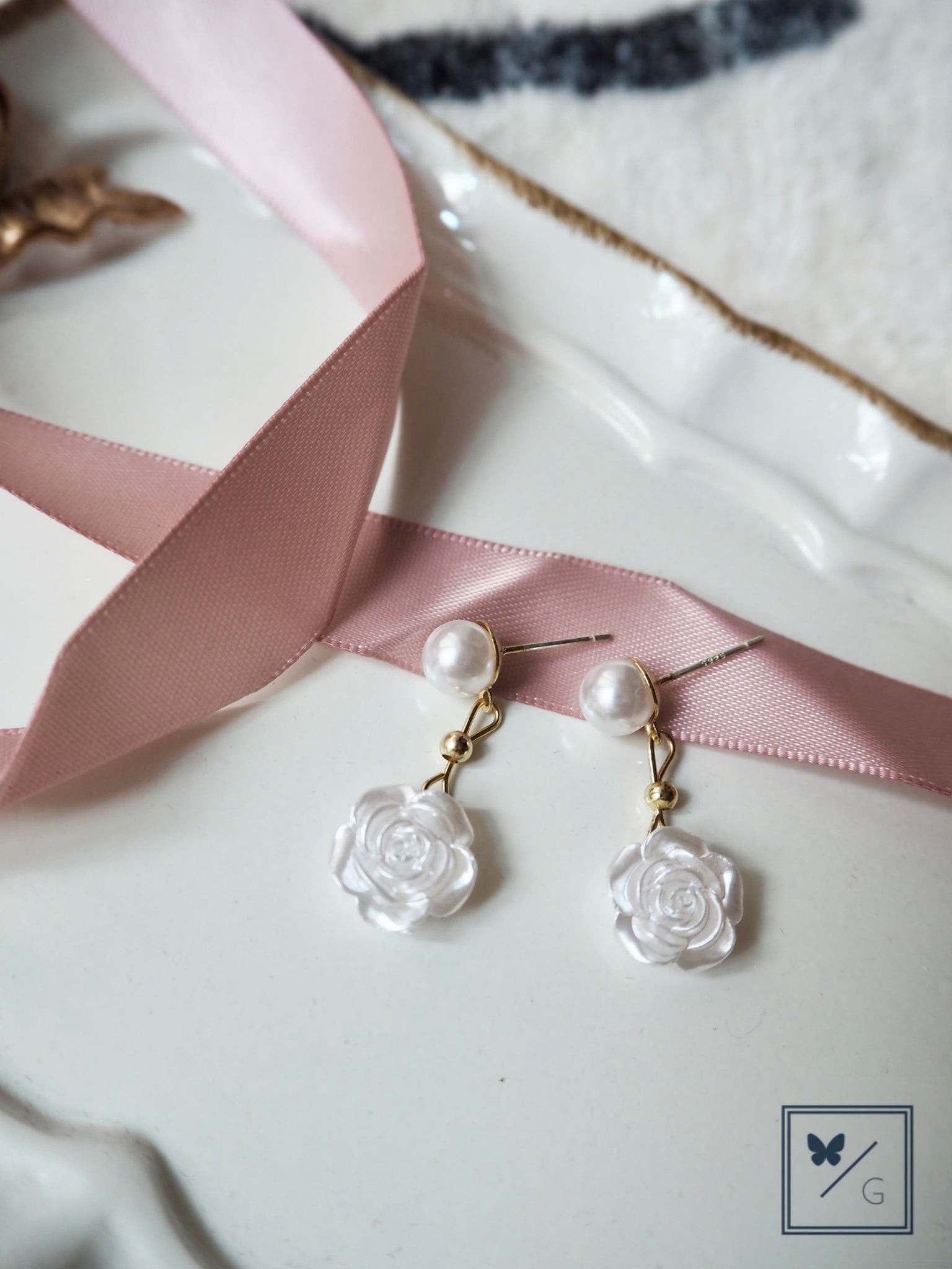 Love Is In The Air - White Roses with Faux Pearl Dangling Earrings